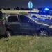 El auto impactó contra un poste y una señal vial.