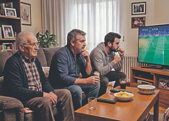 La presión de ser el sostén de hijos y padres al mismo tiempo