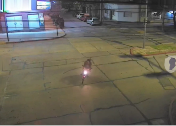 Personal policial detiene a los ocupantes de una motocicleta marca Siam Quirion 150cc.