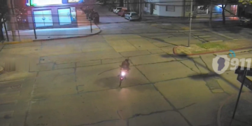 Personal policial detiene a los ocupantes de una motocicleta marca Siam Quirion 150cc.