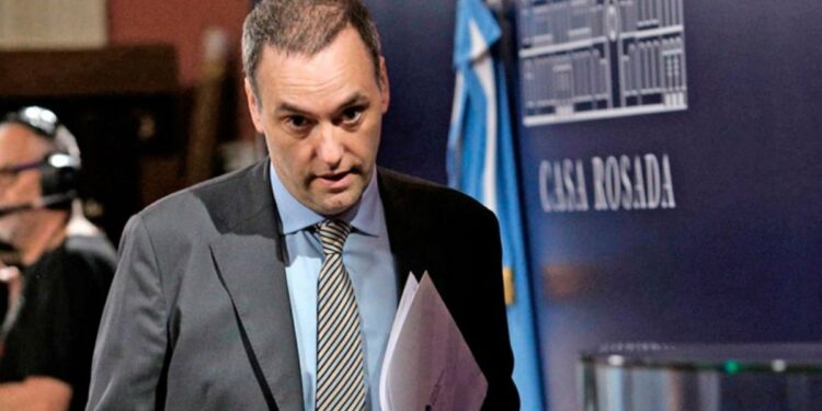 Avanza la causa contra Adorni con nuevas pruebas y crece el impacto político, en medio de cuestionamientos por presunto financiamiento irregular y su patrimonio.