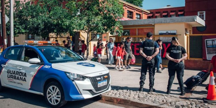 Para Rodrigo De Loredo, son becarios que generan un gasto innecesario.