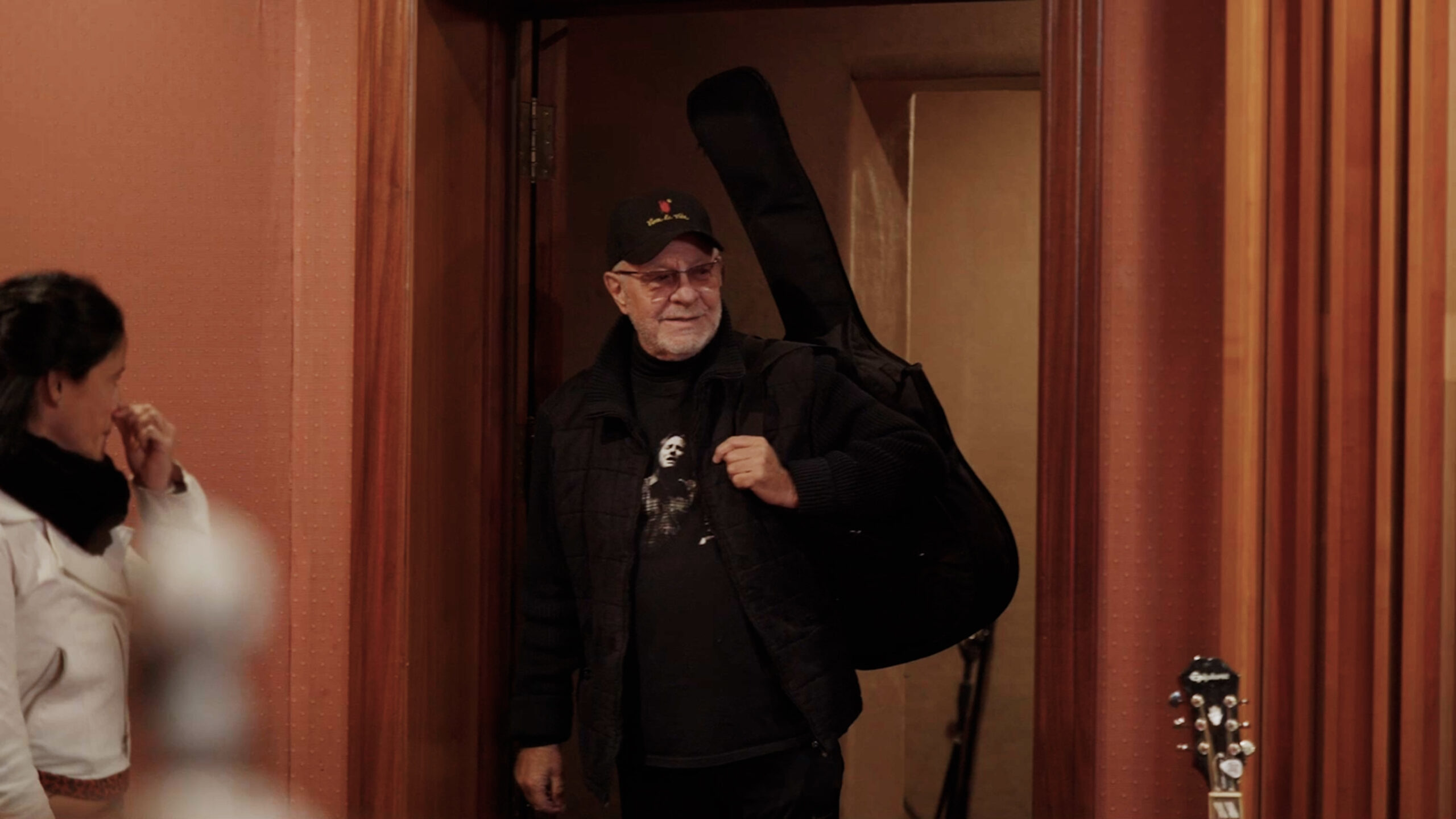 "Una Canción para mi Tierra" cuenta con la participación especial de:León Gieco, Lito Vitale, Gustavo “Chizzo” Nápoli, Mavi Díaz, Andrea Echeverri, Héctor Buitrago.