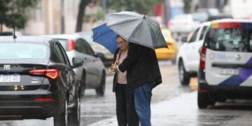 Domingo gris y húmedo: se esperan lluvias débiles durante toda la jornada Cielo cubierto, lluvias débiles persistentes y temperaturas frescas marcarán el pulso de un domingo con alta humedad y escasa amplitud térmica.
