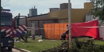 Un hombre murió al quedar atrapado entre un camión y una pared