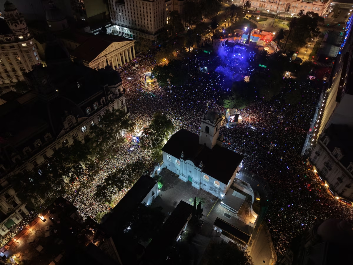 El Padre Guilherme Peixoto homenajeó a Francisco en Plaza de Mayo