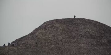 Un hombre empezó a disparar desde la cima de la pirámide de Teotihuacán y mató a una turista