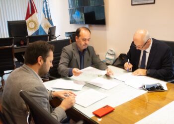 El acuerdo fue firmado por el secretario de Gobierno, Rodrigo Fernández, y directivos de Coniferal.