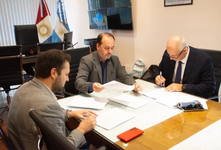 El acuerdo fue firmado por el secretario de Gobierno, Rodrigo Fernández, y directivos de Coniferal.