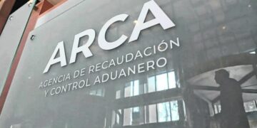 La recaudación nacional volvió a caer en términos reales