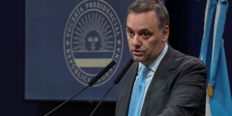 La noticia trascendió en horas de la tarde y antes del mediodía daría una conferencia de prensa Manuel Adorni.