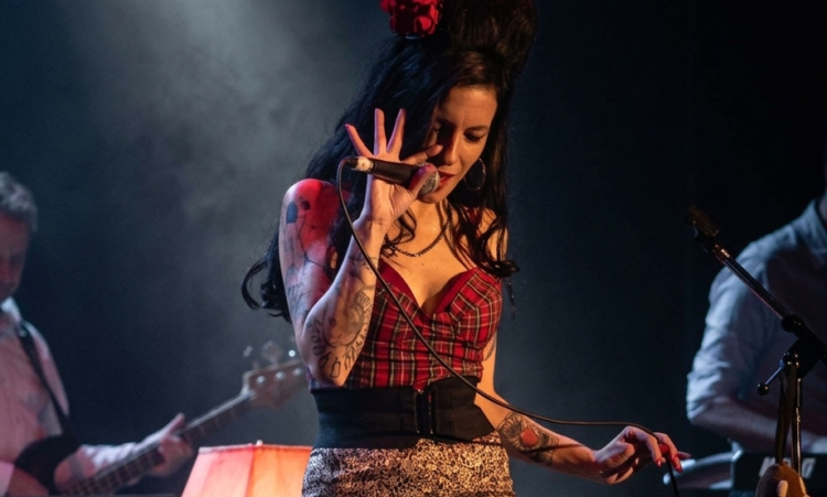 El aire bohemio de Londres se trasladará al corazón de Córdoba a través de una voz que compartió escenario con quienes sonaban junto a Amy.