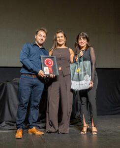 Ana Bustos recibiendo el premio junto a su pareja, Mauro Liviero.