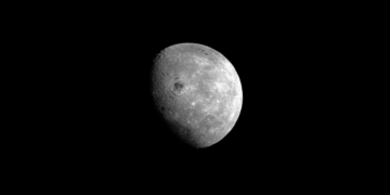 Artemis II se aproxima a la órbita lunar y marca un hito en la exploración tripulada En el sexto día de vuelo de la misión Artemis I, la nave espacial Orion utilizó su cámara de navegación óptica para tomar esta fotografía en blanco y negro de la Luna. NASA.