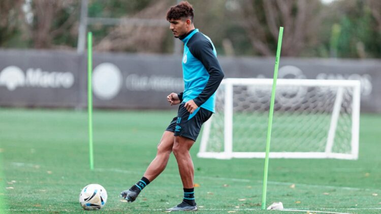 Adrián Sánchez cubrirá el eje en la mitad de la cancha.