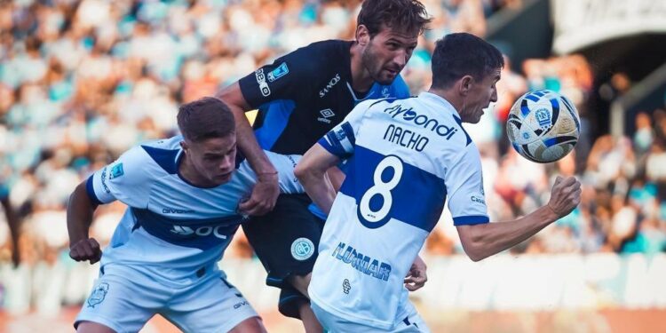 El Mudo Vázquez pierde la pelota ante la asfixiante presión marca de Ignacio Miramón y Nacho Fernández.