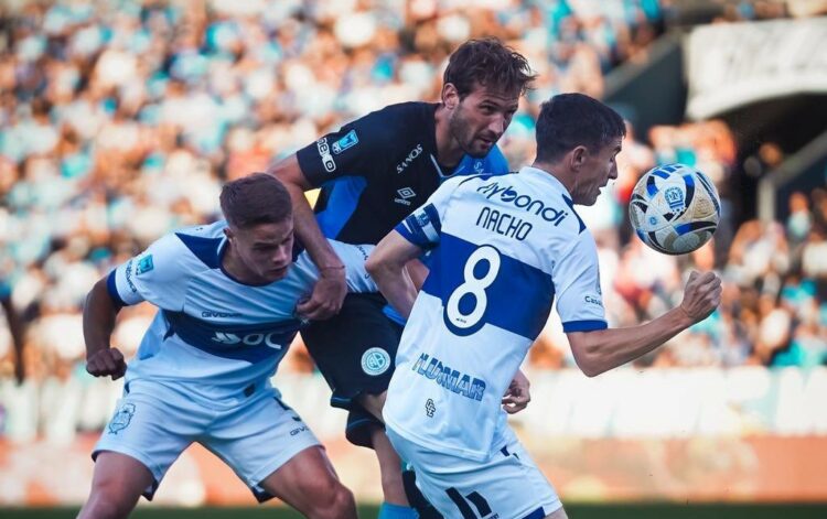 El Mudo Vázquez pierde la pelota ante la asfixiante presión marca de Ignacio Miramón y Nacho Fernández.