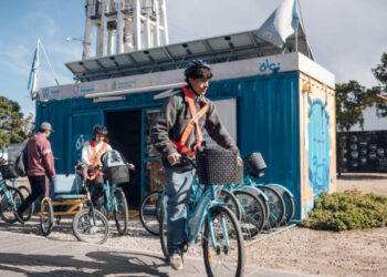 Cuenta con 10 estaciones y más de 100 bicicletas disponibles en puntos clave de la ciudad.