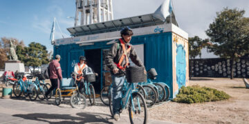 Cuenta con 10 estaciones y más de 100 bicicletas disponibles en puntos clave de la ciudad.