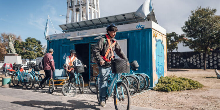 Cuenta con 10 estaciones y más de 100 bicicletas disponibles en puntos clave de la ciudad.