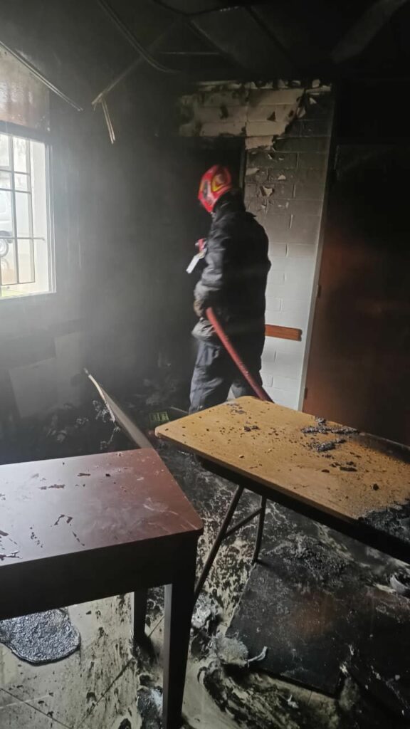 Bomberos sofocaron un incendio en una iglesia