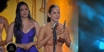 Carmen Villalobos se quiebra en su discurso tras el asesinato de dos compañeros en el rodaje de «Sin senos sí hay paraíso»