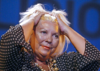 Carrió tildó de ridículo el viaje de Adorni y comparó el estilo de los Milei con una estética bizarra