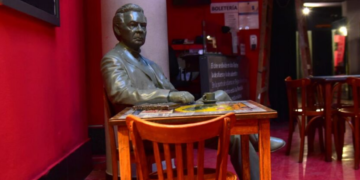 Cineclub: reinstalan la escultura de Daniel Salzano en su espacio fundador En el marco del 25° aniversario del Cineclub Municipal, se reinauguró la escultura de Daniel Salzano en el bar del espacio que fundó en 2001.