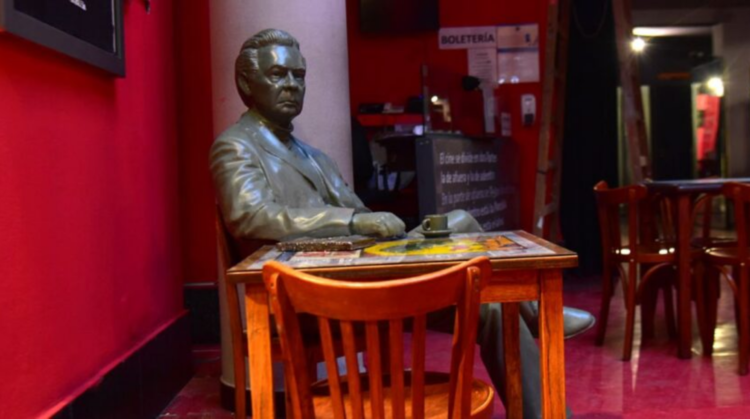 En el marco del 25° aniversario del Cineclub Municipal, se reinauguró la escultura de Daniel Salzano en el bar del espacio que fundó en 2001.