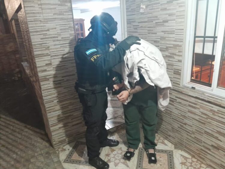a Policía secuestró marihuana, cocaína, dinero y un arma de fuego.