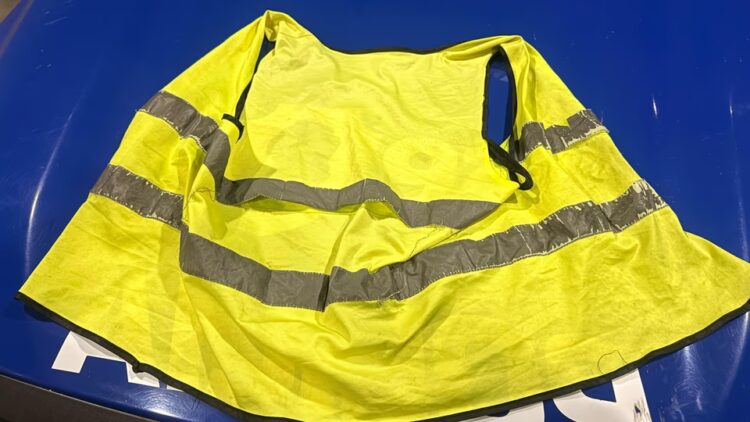 La Policía secuestró un chaleco refractario y una suma de dinero.