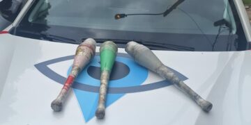 Detuvieron a un malabarista por atacar a tres policías