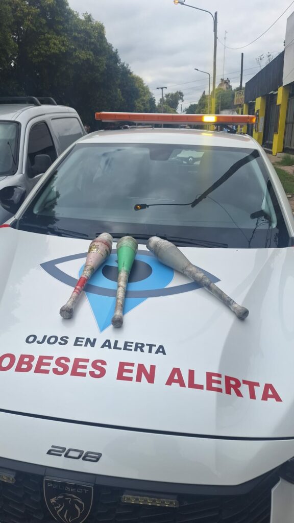 Detuvieron a un malabarista por atacar a tres policías