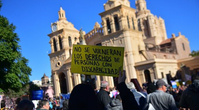 Personas con discapacidad y sus familias, prestadores y representantes de instituciones concentraron en el marco del paro nacional del sector para exigirle al Gobierno Nacional la plena aplicación de la ley de Emergencia en Discapacidad.