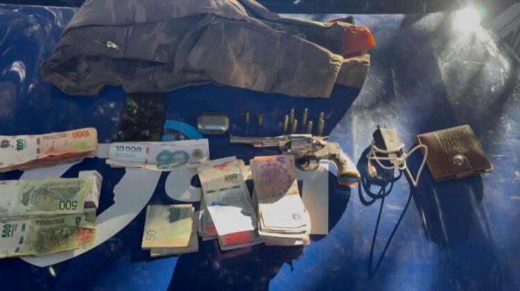 Durante el procedimiento se secuestró un revólver calibre 32 con nueve cartuchos, además de dinero.