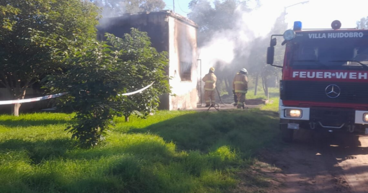 Dos personas murieron tras un incendio en una vivienda de Villa Huidobro