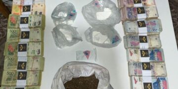 En los allanamientos incautaron cocaína, marihuana, dinero en efectivo y un vehículo.