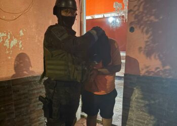 El efectivo de la Policía de Córdoba fue detenido durante el operativo en barrio IPV 360.