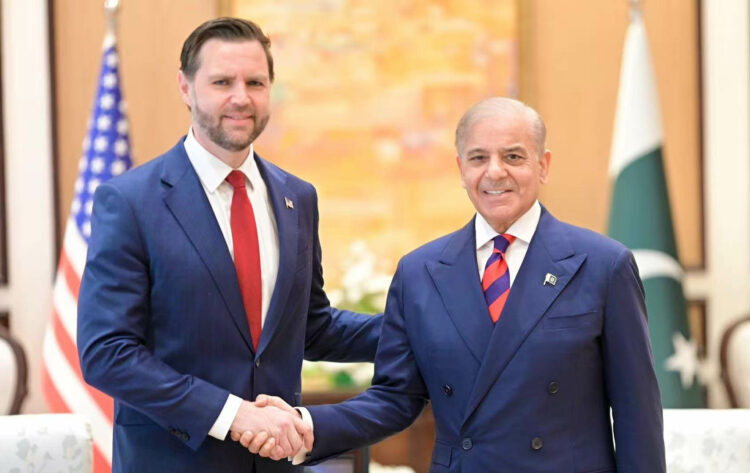 El primer ministro paquistaní, Shehbaz Sharif con el vicepresidente estadounidense, JD Vance.