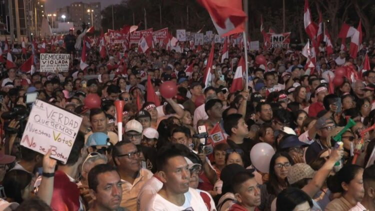 Al menos 3.000 peruanos protestaron ante la falta de resultados electorales.