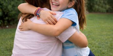 Es una niña de 11 años alegre, cariñosa y sensible. Disfruta de realizar actividades deportivas, bailar y compartir con sus pares.