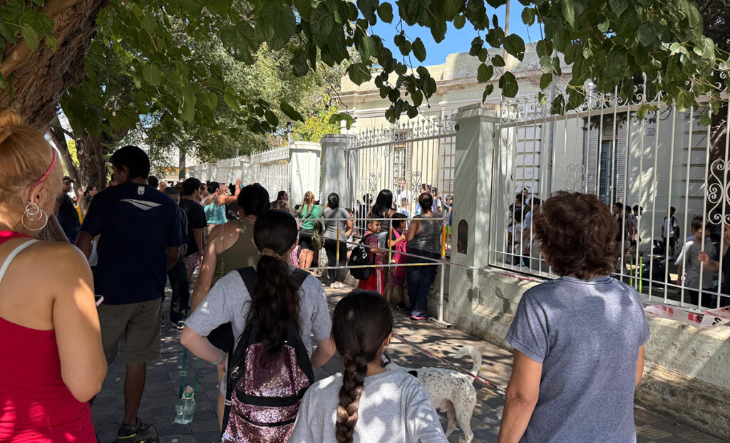 Cuando los adultos no están mirando (o no saben qué hacer con lo que ven) Una reflexión necesaria sobre la mirada de los adultos sobre niños, niñas y adolescentes.