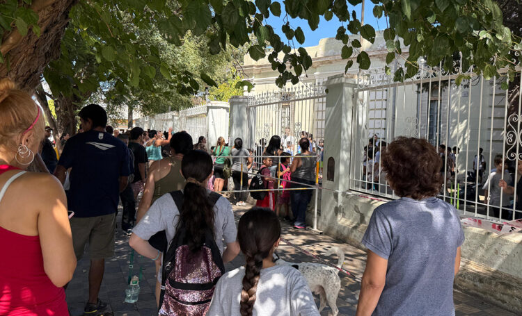 Cuando los adultos no están mirando (o no saben qué hacer con lo que ven) Una reflexión necesaria sobre la mirada de los adultos sobre niños, niñas y adolescentes.