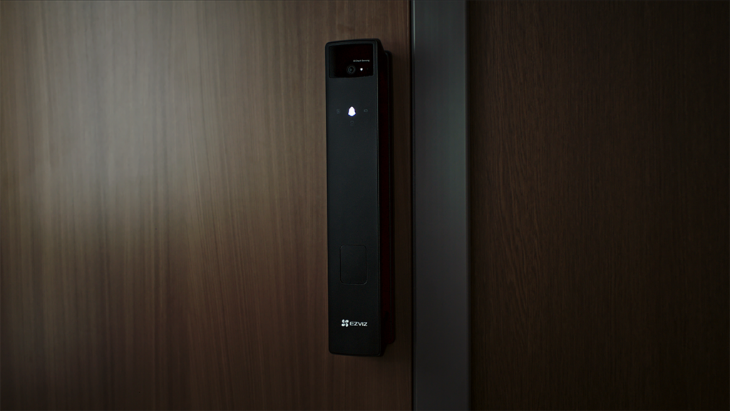 Esta cerradura inteligente reemplaza a varios disposivos.