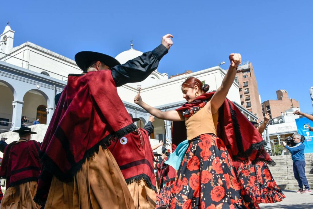 Yofre Norte baila solidario: llega una nueva edición de “100 Plazas del Folklore” Yofre Norte baila solidario: llega una nueva edición de “100 Plazas del Folklore”