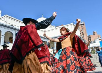 Yofre Norte baila solidario: llega una nueva edición de “100 Plazas del Folklore”
