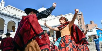 Yofre Norte baila solidario: llega una nueva edición de “100 Plazas del Folklore” Yofre Norte baila solidario: llega una nueva edición de “100 Plazas del Folklore”