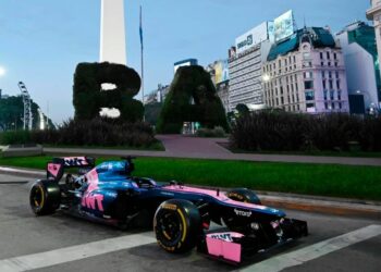 El Renault con el que Franco Colapinto hará delirar al público argentino este domingo “visitó” al Obelisco | Foto: Prensa GCBA