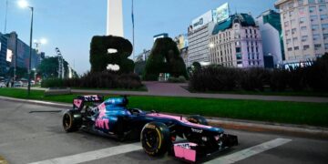 El Renault con el que Franco Colapinto hará delirar al público argentino este domingo “visitó” al Obelisco | Foto: Prensa GCBA