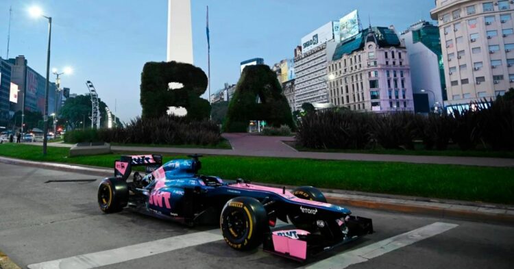 El Renault con el que Franco Colapinto hará delirar al público argentino este domingo “visitó” al Obelisco | Foto: Prensa GCBA